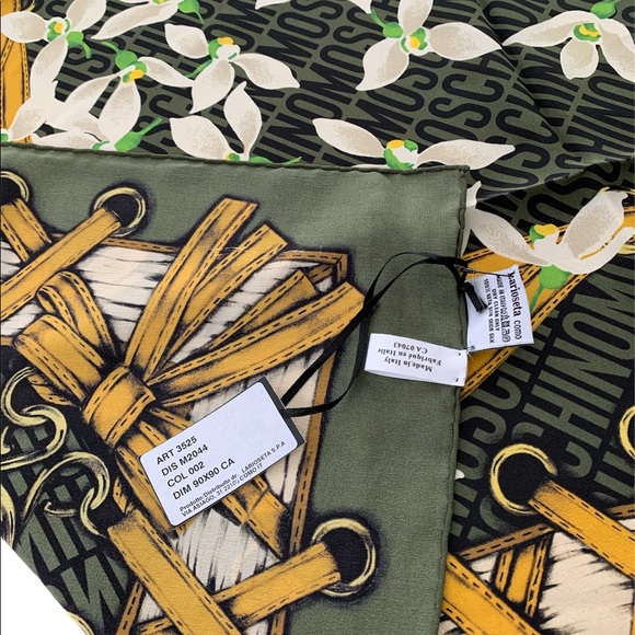 ❤️❤️❤️Moschino 34” x 34” beautiful silk scarf ❤️❤️❤️ - Picture 3 of 7